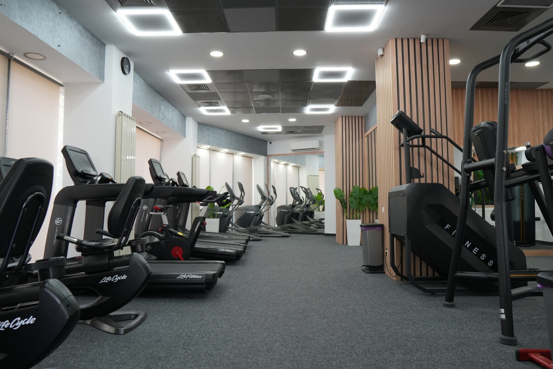 Sală Fit Temple – panoramă echipamente cardio și zonă de forță