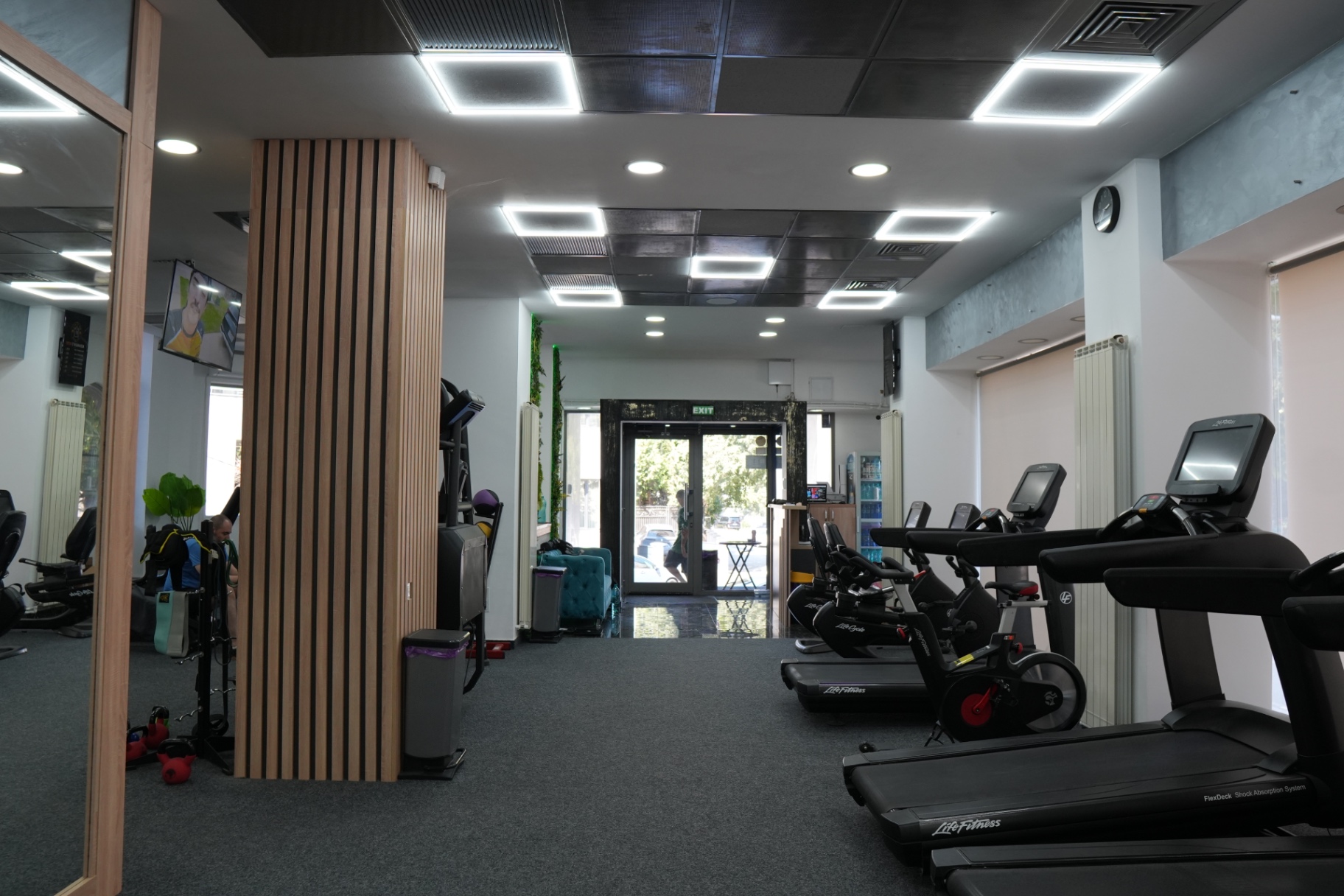 Sală Fit Temple – intrare și bande de alergare Life Fitness
