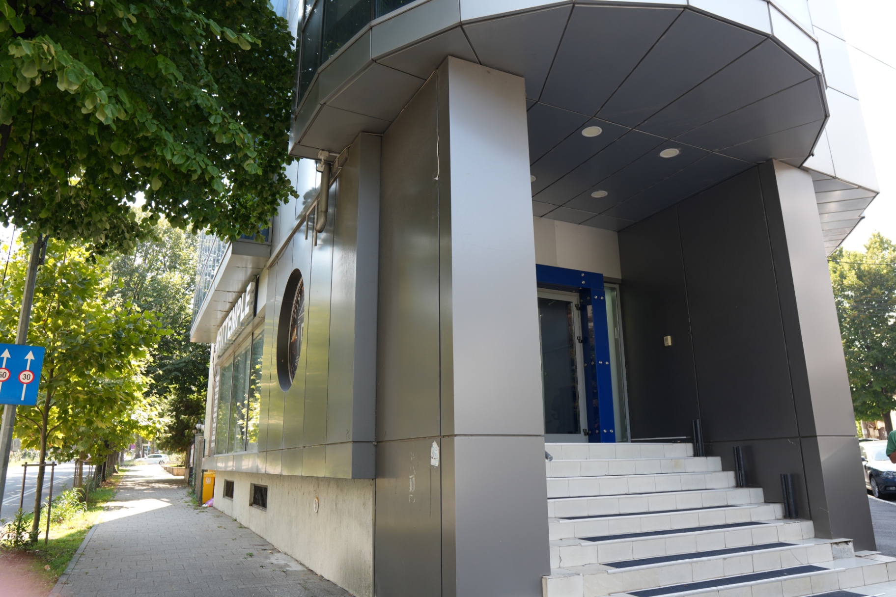Intrarea Fit Temple – scări și acces principal