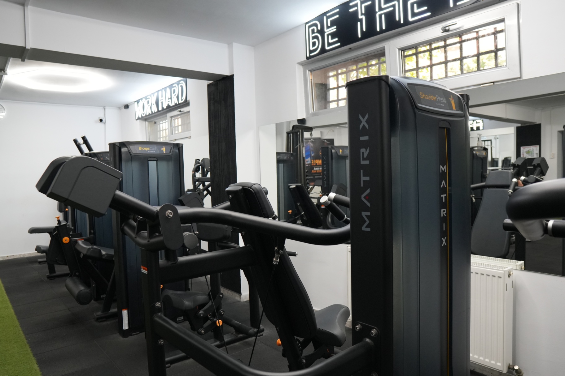 Aparate Matrix – biceps curl și shoulder press